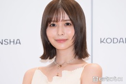 長濱ねる、水際での美脚ショット タンクトップ姿に「透明感ハンパない」「絵になりますね」の声
