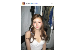 TWICEジョンヨン、美脚際立つショーパン部屋着姿公開「飾らない姿が可愛すぎる」「透明感レベチ」と反響