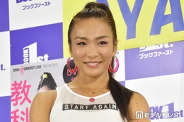 第1子出産のカリスマトレーナーAYA「めくれても…下着が見える恐れゼロ」ミニスカコーデで圧倒的美脚披露「格好良すぎる」「圧倒的なスタイル美」の声 画像