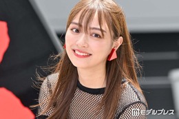 内田理央、ウエストチラリのオフショルトップスで美スタイル公開「デコルテが綺麗」「美しすぎる」の声
