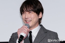 坂口健太郎の娘役、初日舞台挨拶にサプライズ登場 サボテン型のバルーンを持って壇上へ【私はあなたを知らない、】