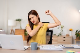 「手が後ろで組めない」原因は肩甲骨にあり？ 1分で肩こりスッキリ「肩甲骨はがし」 