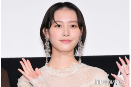 南沙良、淡色ワンピから美脚チラ見せ「スタイル抜群」「抜け感があっておしゃれ」と絶賛の声 画像