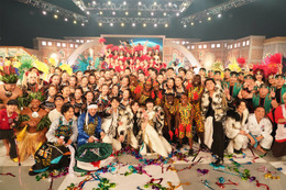 SixTONES、日本・世界各地のパフォーマー総勢130人と「ボーダーレスLIVE」生披露 空手・ギター…13分超ステージで魅せる【24時間テレビ】 画像
