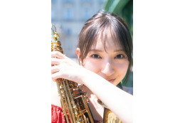 日向坂46金村美玖、ガーリーワンピ身にまとい⾳楽の都ウィーンでサックス演奏 2nd写真集先行カット第7弾解禁【機微】