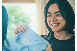 菅田将暉、優しい眼差し＆微笑み 恋人・家族との休日リアルに描く「セカスト」CM初出演