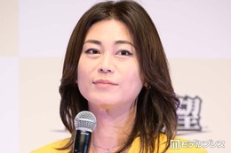 氷川きよし、美脚際立つ膝上ショーパンコーデ 麻布十番街中ショットに反響「脚長くて綺麗すぎる」「変装なしでいるのビックリ」 画像