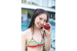 日向坂46金村美玖、プールでリンゴ一口かじる 水着姿の2nd写真集先行カット第9弾解禁【機微】 画像