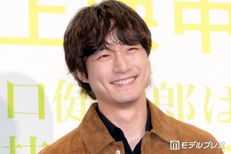 坂口健太郎、結婚発表翌日に公の場登場 祝福の言葉に笑顔で会釈【私はあなたを知らない、】