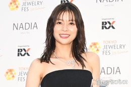 芳根京子、オーバーサイズジャケットから美脚チラリ「スタイル抜群」「シックでおしゃれ」と反響 画像