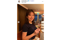テレ朝・田中萌アナ、ノースリワンピ衣装ショットに反響「大人っぽくて素敵」「健康的でスタイル抜群」