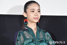 趣里「踊る大捜査線」イベントでの美脚スラリのジャケット×ブーツコーデ公開「オーラで眩しい」「スタイル抜群」と反響