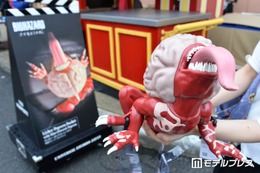 USJ、バイオ「リッカー・ポップコーンバケツ」公開 長い舌に鋭い爪…不気味さ精巧に再現 画像