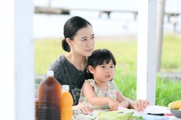 「Tシャツが乾くまで」咲子（蒼井優）がハグする男性は誰？ メインビジュアルめぐる考察白熱「予告がヒント？」「背の高さが…」【ネタバレあり】 画像
