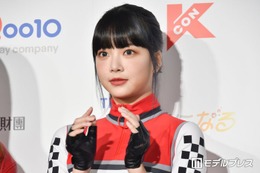 LE SSERAFIMウンチェ、ショート丈ボトムスで美脚スラリ「脚長すぎる」「完璧なスタイル」の声 画像