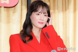 綾瀬はるか 、バブリーなボディコン衣装で雰囲気一変 壁を破って大胆登場「洋服からもらうエネルギーがすごくある」 画像