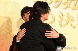 山崎賢人＆山田裕貴、嬉しい報告に熱い抱擁 客席から登場に歓声上がる【キングダム 魂の決戦】