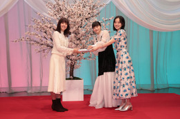 NHK連続テレビ小説「風、薫る」見上愛＆上坂樹里から「ブラッサム」石橋静河へバトンタッチ ドラマゆかりの品をプレゼント交換 画像