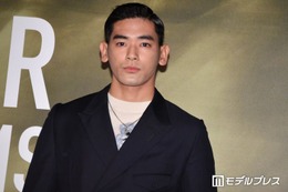 本木雅弘の息子・UTA、祖母・樹木希林さんの命日に幼少期の2ショット公開「微笑ましい一コマ」「足の間に収まってて可愛い」 画像