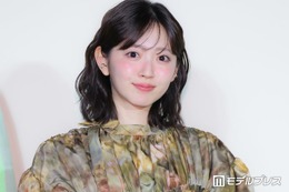 鈴木愛理、圧巻美脚際立つミニ衣装ショットに熱視線「レベチのスタイル」「腰の位置高くて脚長い」 画像
