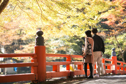 40代彼女に「頼むから離れて歩いてくれないかな」と言いかけた！秋のデートで絶対NGなコーデって？