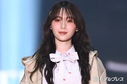 櫻坂46守屋麗奈、ミニ丈コートで美脚スラリ フード被りキュートに魅せる【TGC2026A/W】