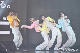 モナキ「TGC」初出演で2曲堂々披露 じんは“すっぴん”でパフォーマンス「メイク道具一式忘れまして」【TGC2026A/W】