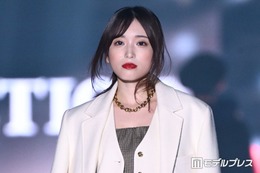 矢吹奈子、赤リップ×ミニワンピで魅力全開「いつもと雰囲気違う」「大人っぽい」と反響【TGC2026A/W】