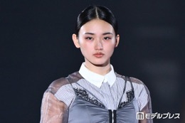 櫻坂46山崎天、シアートップスで肌見せ ワイドデニムでクールな装い「魅力的すぎる」「一瞬で目を奪われた」の声【TGC2026A/W】 画像