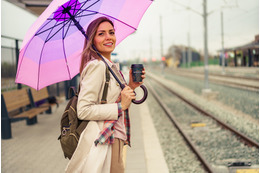 お育ちがバレる！「雨の日に」電車や公共の場でやっていたら「今すぐやめてほしい」こととは