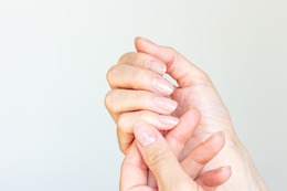 40代で急に気になる「手のシミ・シワ」どうすれば？ セラピストの「とっておきのケア」教えます（後編）