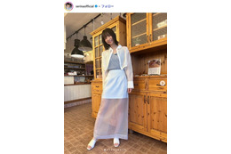 芹那「背中丸見え赤レース」美脚＆美背中際立つ大胆衣装姿公開「見惚れる」「スタイル異次元」と反響