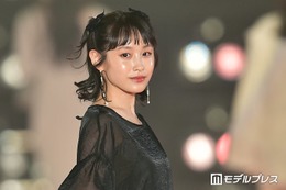 高橋愛、夫・あべこうじにハグ「体格差にキュンキュンする」「ラブラブな2人に癒された」と反響