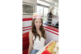 中町綾、L.A.“バーガーショップ店員”姿 初写真集オフショット公開