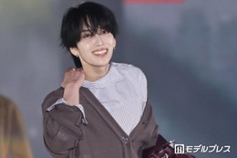 MAZZEL・EIKI、カーディガン×シャツの秋コーデ クールな表情でウインク【ガルアワ2026A/W】 画像