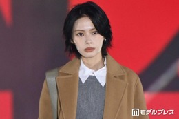 安斉星来、キャメルカラーのコート×ミニ丈ワンピで美脚披露 イエローの差し色映える【ガルアワ2026A/W】