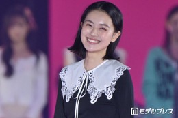 「風、薫る」主演・上坂樹里「Seventeen」SPステージで卒業ランウェイ 美ウエスト際立つモノトーンコーデでオーラ放つ【ガルアワ2026A/W】 画像
