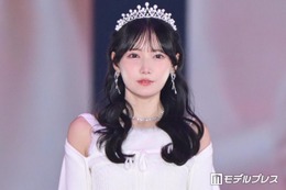 ≠ME鈴木瞳美、ティアラ×オフショルトップスで美肩際立つ キュートなウィンクで会場魅了【ガルアワ2026A/W】
