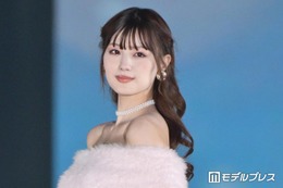 Netflix「ダウンタイム」で話題・鶴嶋乃愛、オフショルから美デコルテ際立つ「上品で綺麗」「透明感すごい」と反響続々【ガルアワ2026A/W】 画像