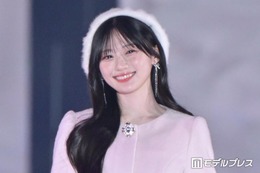 乃木坂46川崎桜、淡いピンクコートのガーリーコーデ ベレー帽姿で甘い笑顔【ガルアワ2026A/W】 画像