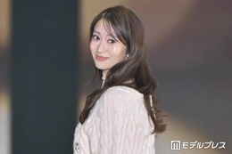 桜井玲香、ピンクニット×ロングスカートで新たな魅力放出「大人可愛い」「美しすぎて二度見」の声【ガルアワ2026A/W】