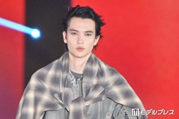 元横綱の孫・嵐翔真、グレーアウター×肩掛けチェックシャツでこなれ感【ガルアワ2026A/W】 画像