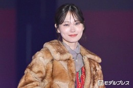 山下美月、美脚スラリの変形スカート×ブーツ姿に視線集中「着こなせるのすごい」「上級者スタイル」と反響【ガルアワ2026A/W】