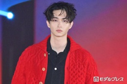 野村康太、赤ニット主役の大人コーデ「スタイルがレベチ」「クールでキュンとした」の声【ガルアワ2026A/W】 画像