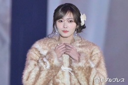 櫻坂46田村保乃、ふわふわファーコート×ミニ丈スカート 冬のフェミニンコーデで観客魅了【ガルアワ2026A/W】