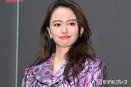 第1子出産の山本舞香、美デコルテ際立つキャミ姿公開に反響「スタイル抜群」「絵になる」