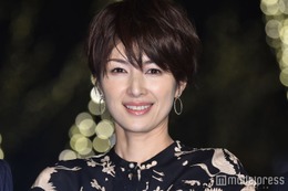 吉瀬美智子「役作りの為」暗めヘアにイメチェンショット披露「美しさが際立ってる」「肌の綺麗さに目が釘付け」