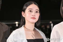高石あかり、ニューヨークでの美脚ショット公開「スタイルの良さが別格」「海外の街並みが似合う」と反響 画像