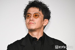 小栗旬、間宮祥太朗の全身和彫り姿アピール “8割全裸”に「ネイキッド間宮」とお茶目発言【バッド・ルーテナント：トウキョウ】 画像
