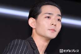 「VIVANT」新庄役・竜星涼、パリ凱旋門降臨「オーラがすごい」「スタイル良すぎて脚が収まってない」の声 画像